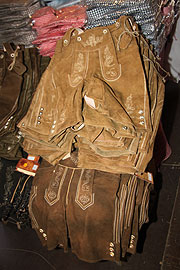 Lederhosen in allen Lägen und aus diverem Leder (Foto: Martin Schmitz)